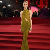 Vestido plisado con diseño asimétrico irregular y espalda descubierta con cordones